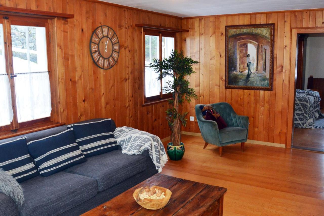 Ferienwohnung Alte Post mit Geschichte und Restaurant Tavanasa Exterior foto