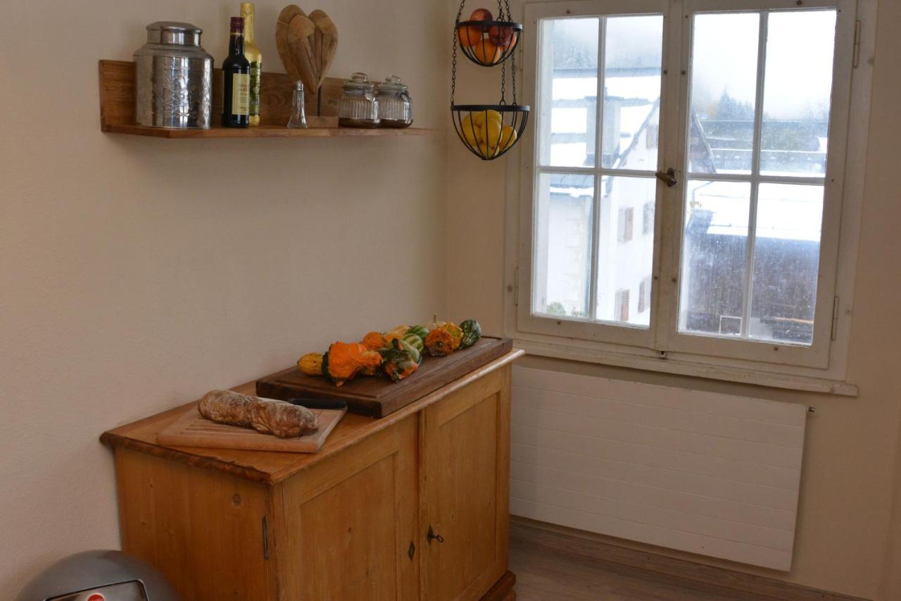 Ferienwohnung Alte Post mit Geschichte und Restaurant Tavanasa Exterior foto