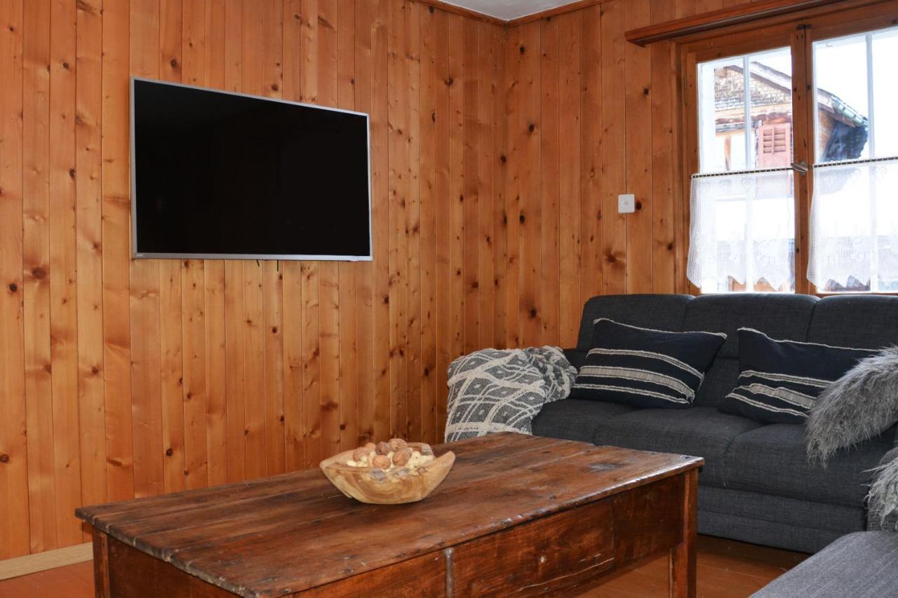 Ferienwohnung Alte Post mit Geschichte und Restaurant Tavanasa Exterior foto