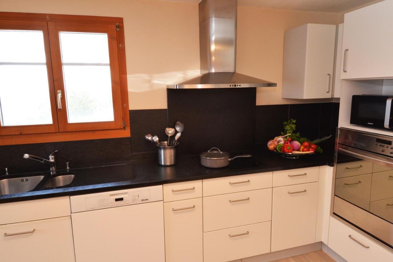 Ferienwohnung Alte Post mit Geschichte und Restaurant Tavanasa Exterior foto