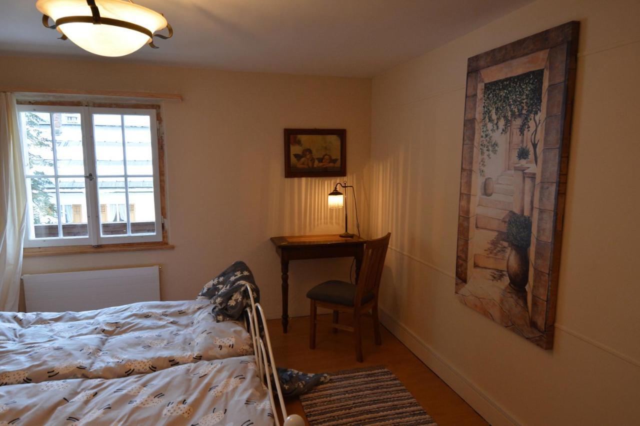Ferienwohnung Alte Post mit Geschichte und Restaurant Tavanasa Exterior foto
