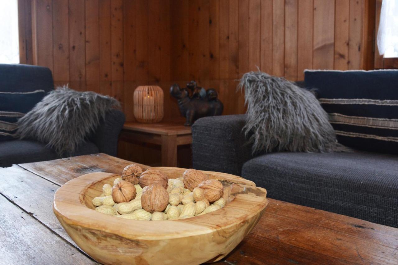 Ferienwohnung Alte Post mit Geschichte und Restaurant Tavanasa Exterior foto