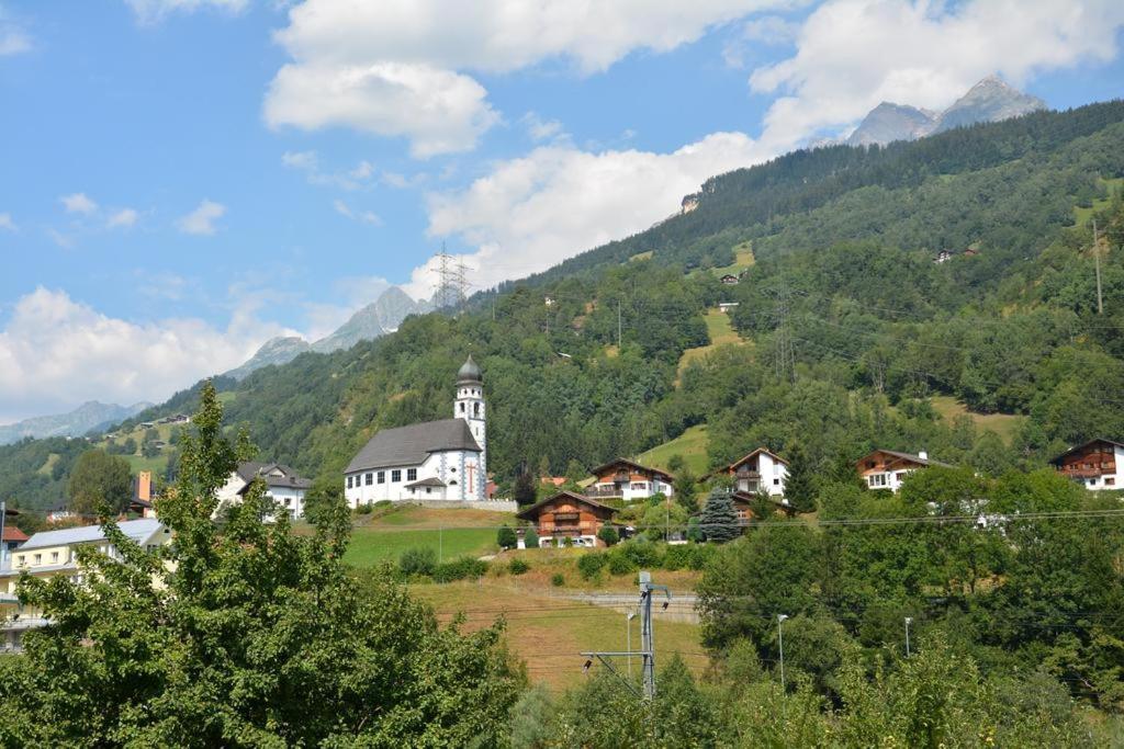 Ferienwohnung Alte Post mit Geschichte und Restaurant Tavanasa Exterior foto
