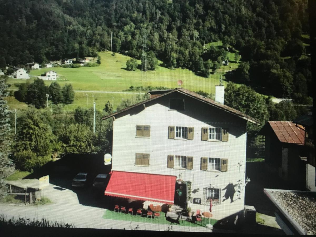 Ferienwohnung Alte Post mit Geschichte und Restaurant Tavanasa Exterior foto