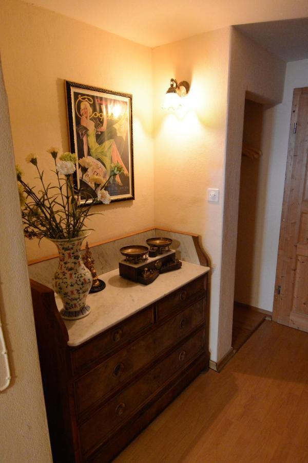 Ferienwohnung Alte Post mit Geschichte und Restaurant Tavanasa Exterior foto