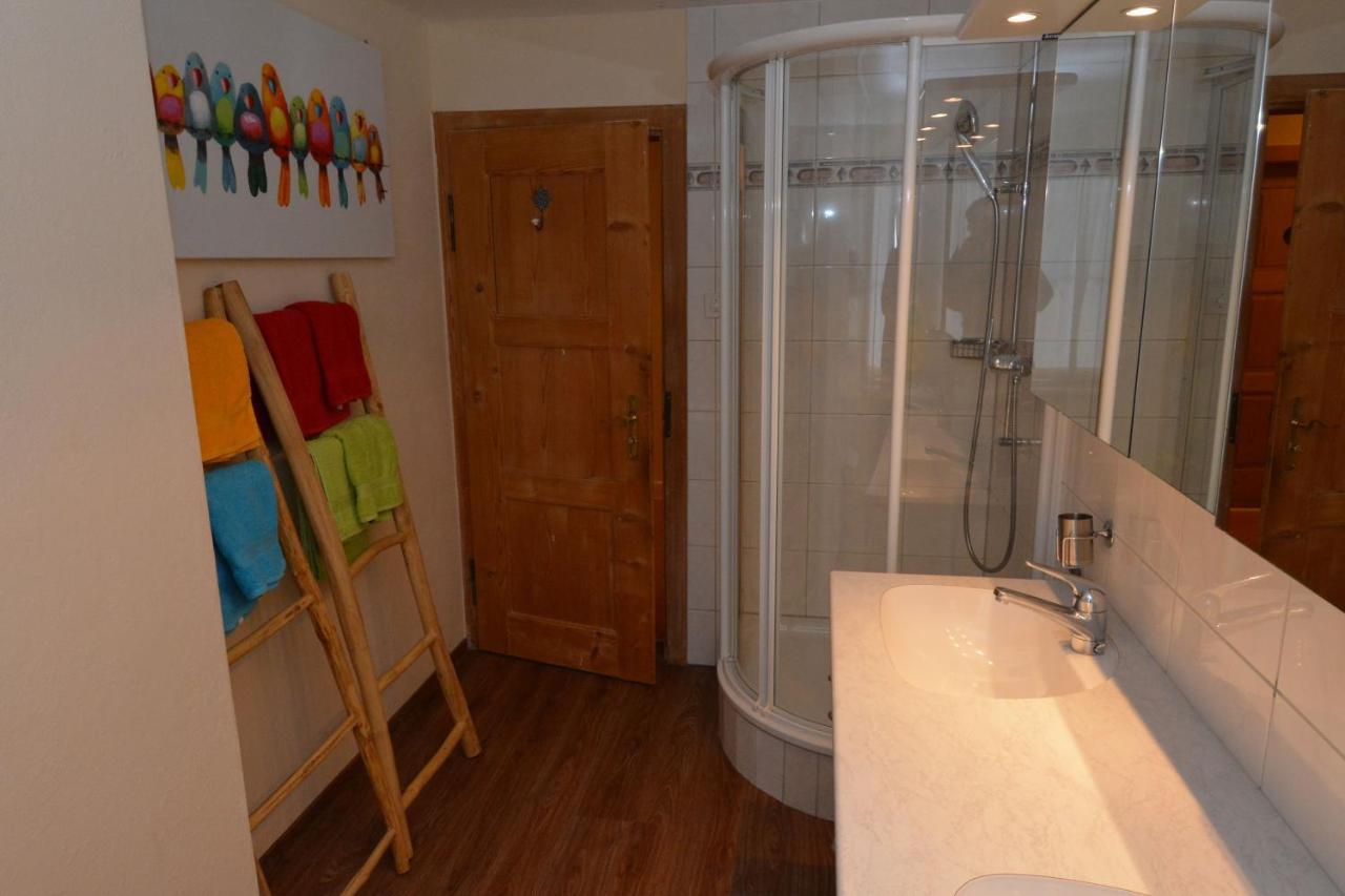 Ferienwohnung Alte Post mit Geschichte und Restaurant Tavanasa Exterior foto