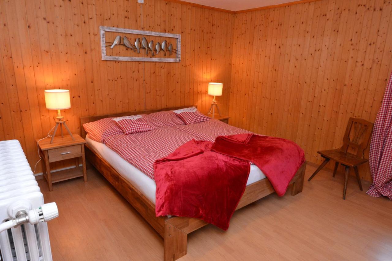 Ferienwohnung Alte Post mit Geschichte und Restaurant Tavanasa Exterior foto