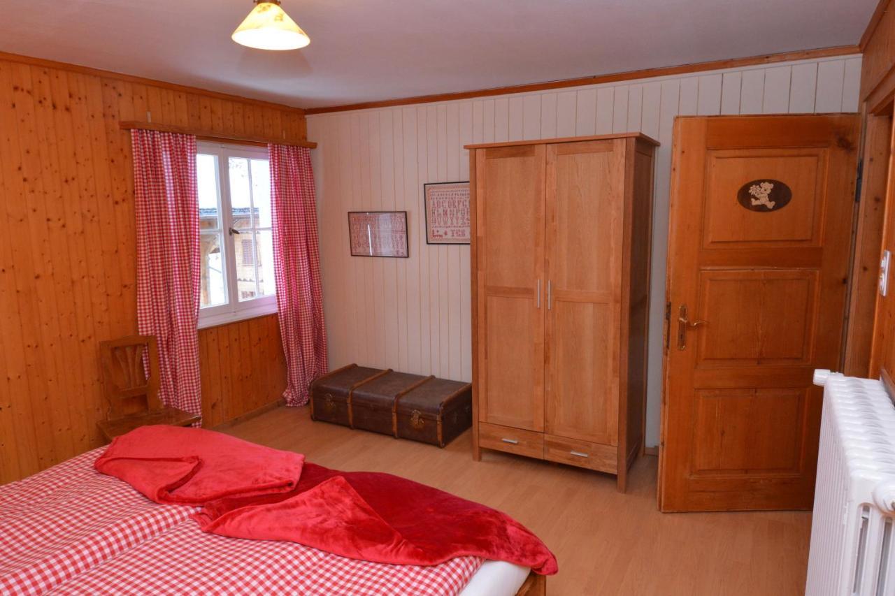 Ferienwohnung Alte Post mit Geschichte und Restaurant Tavanasa Exterior foto