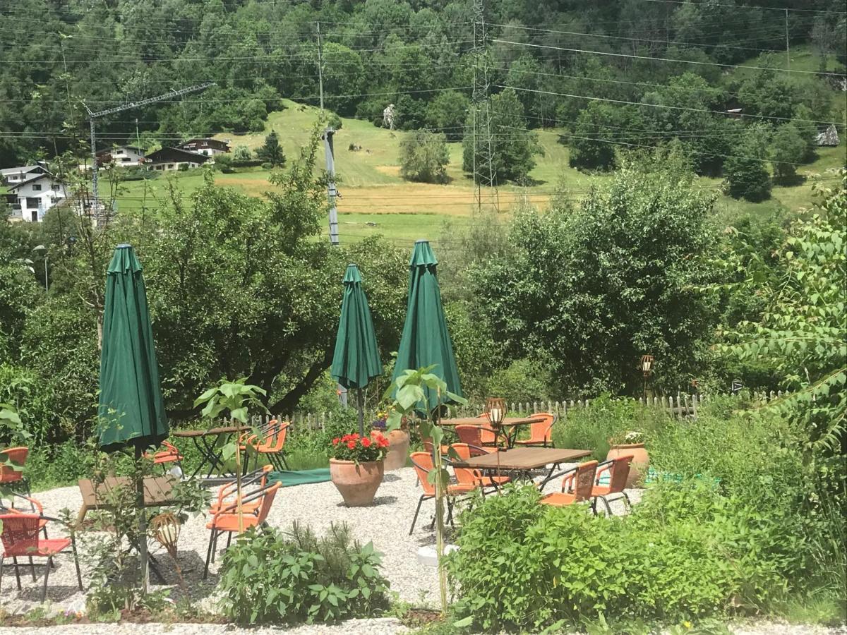 Ferienwohnung Alte Post mit Geschichte und Restaurant Tavanasa Exterior foto