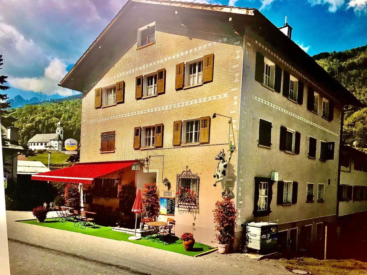 Ferienwohnung Alte Post mit Geschichte und Restaurant Tavanasa Exterior foto