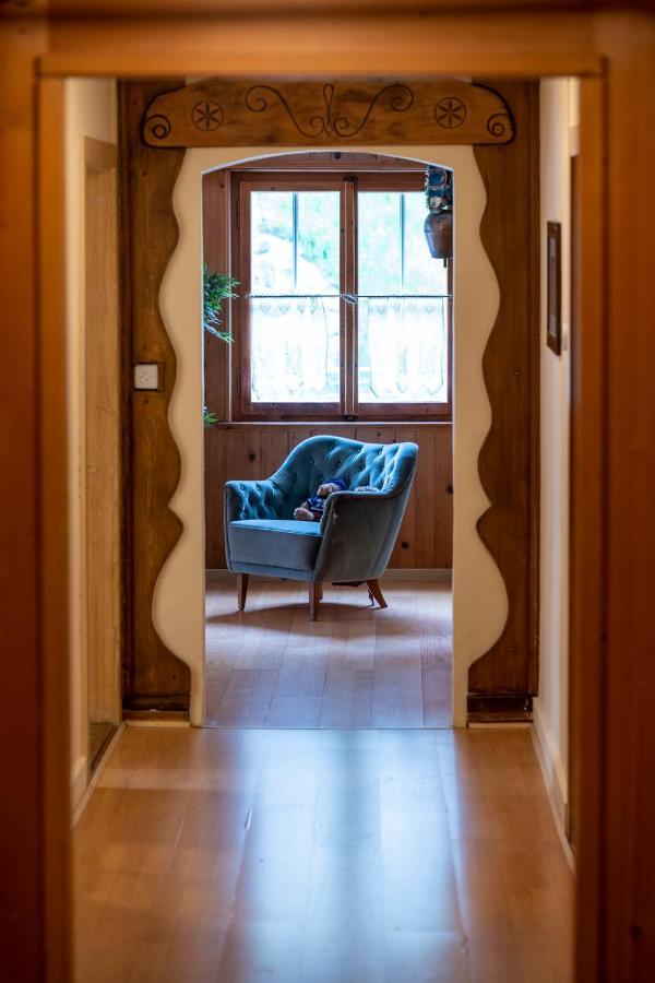 Ferienwohnung Alte Post mit Geschichte und Restaurant Tavanasa Exterior foto