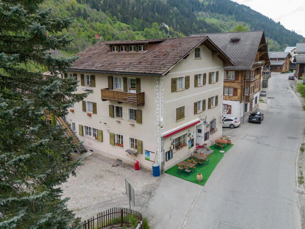 Ferienwohnung Alte Post mit Geschichte und Restaurant Tavanasa Exterior foto